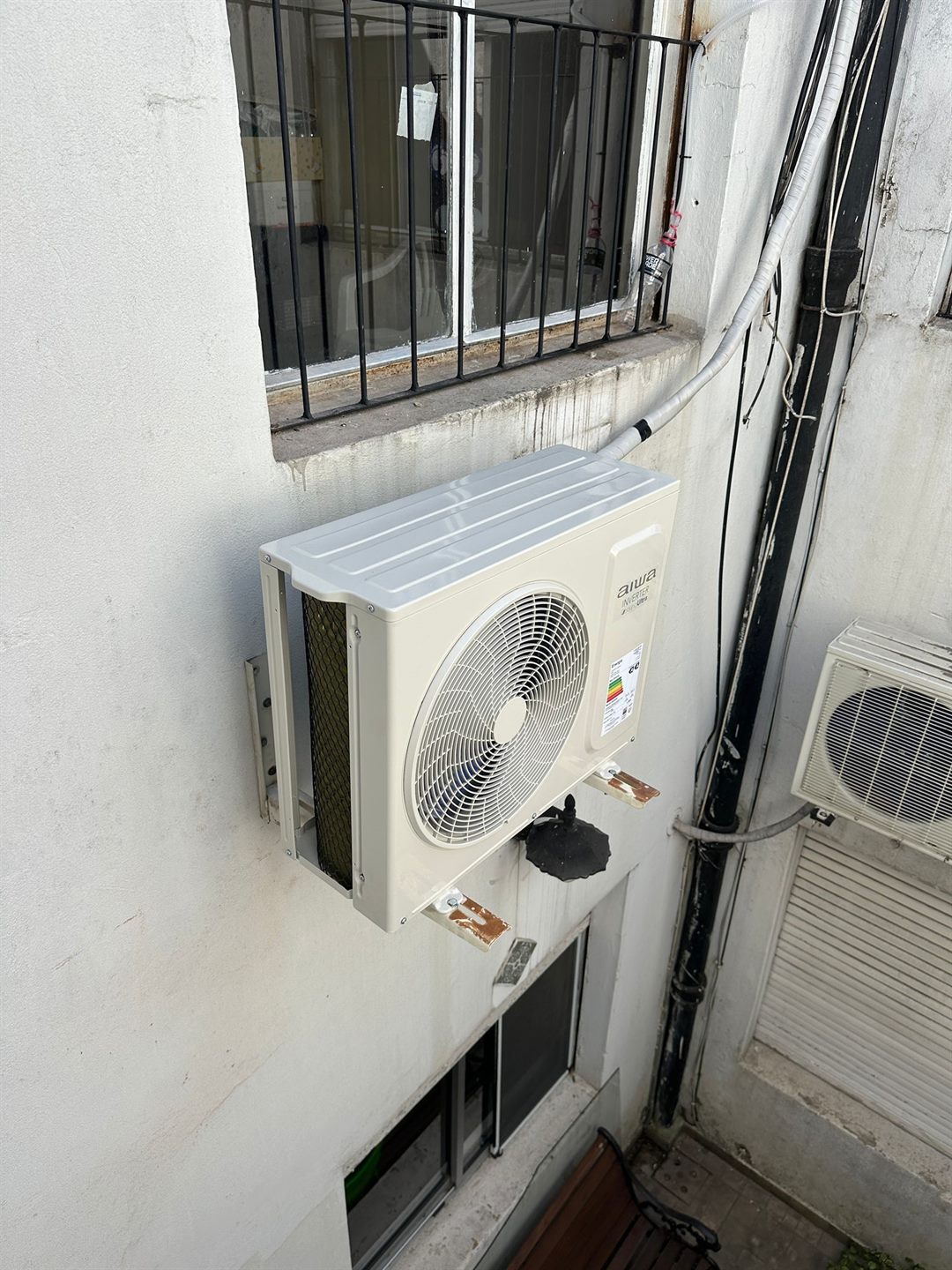 Unidad exterior de aire acondicionado montada sobre soportes