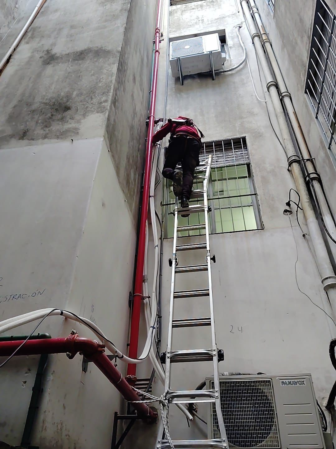 Trabajo en patio tecnico con acceso por escalera