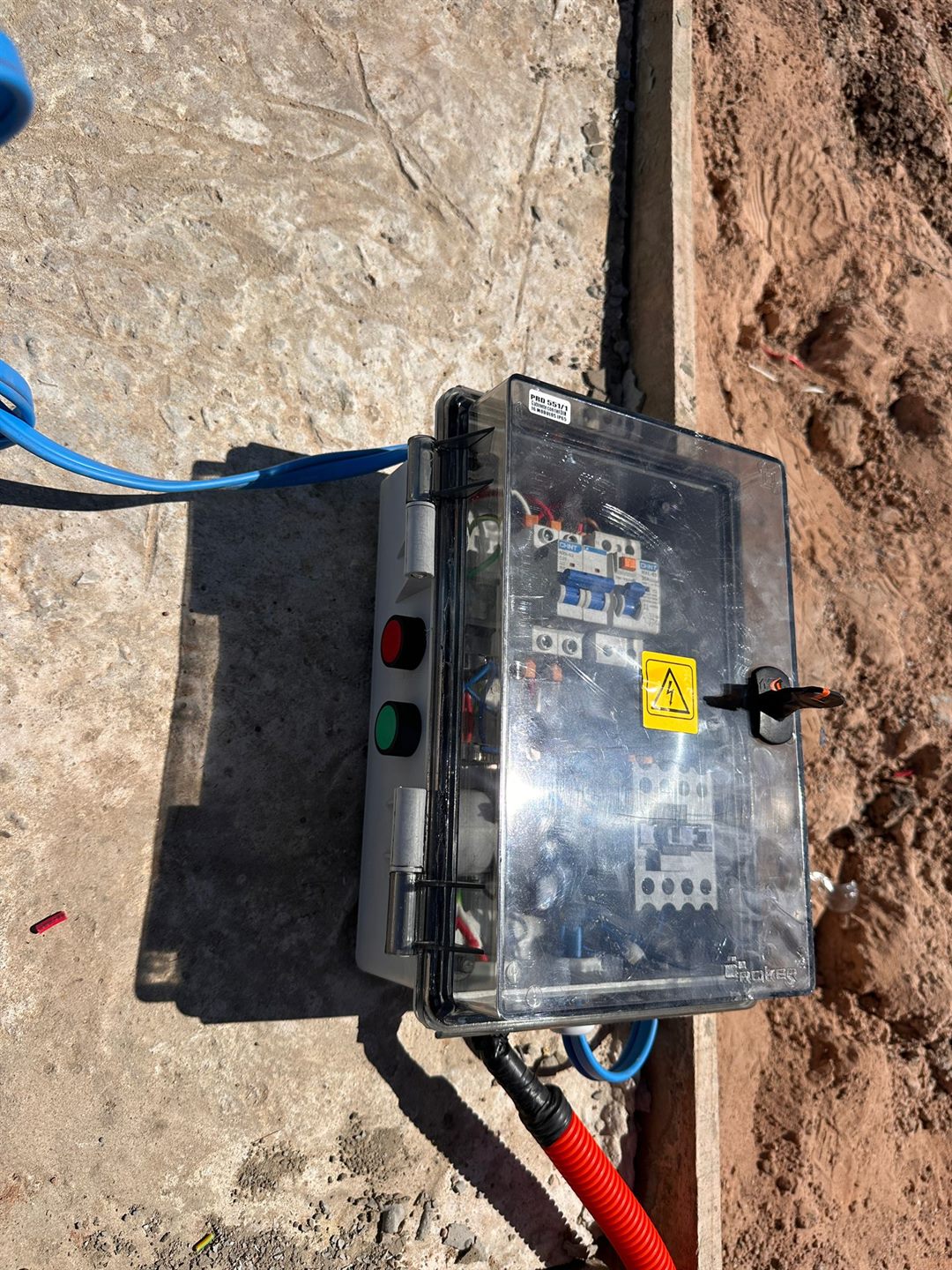 Caja de control electrico con pulsadores y protecciones