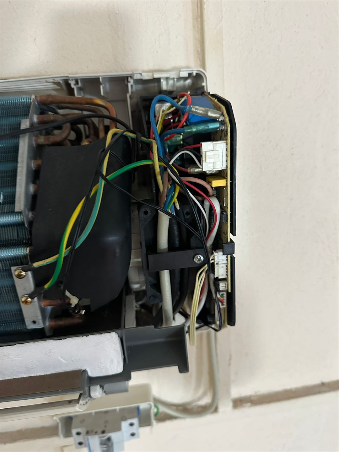 Detalle de conexionado electrico en equipo tecnico