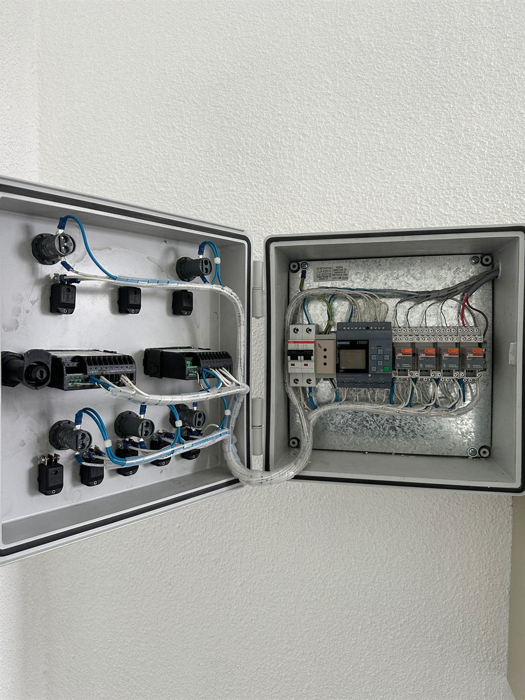 Interior de tablero con automatizacion Siemens y modulos de rele