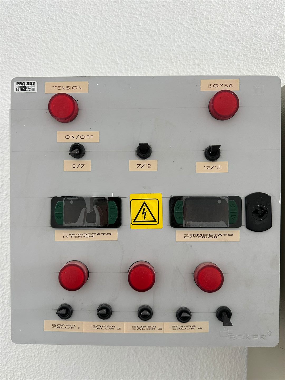 Vista frontal del tablero de mando para bombas y termostatos