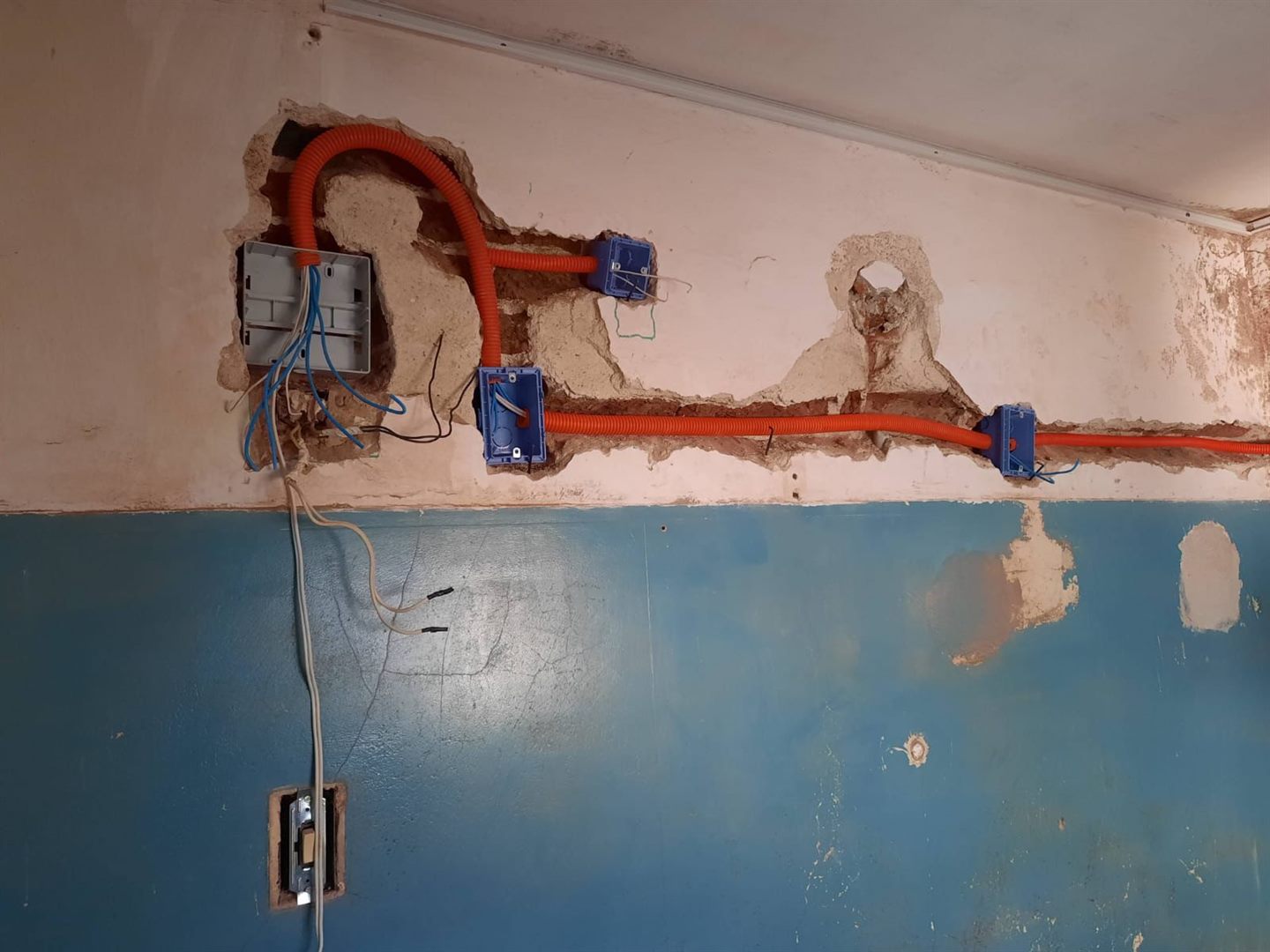 Canalizacion electrica embutida en pared durante la obra