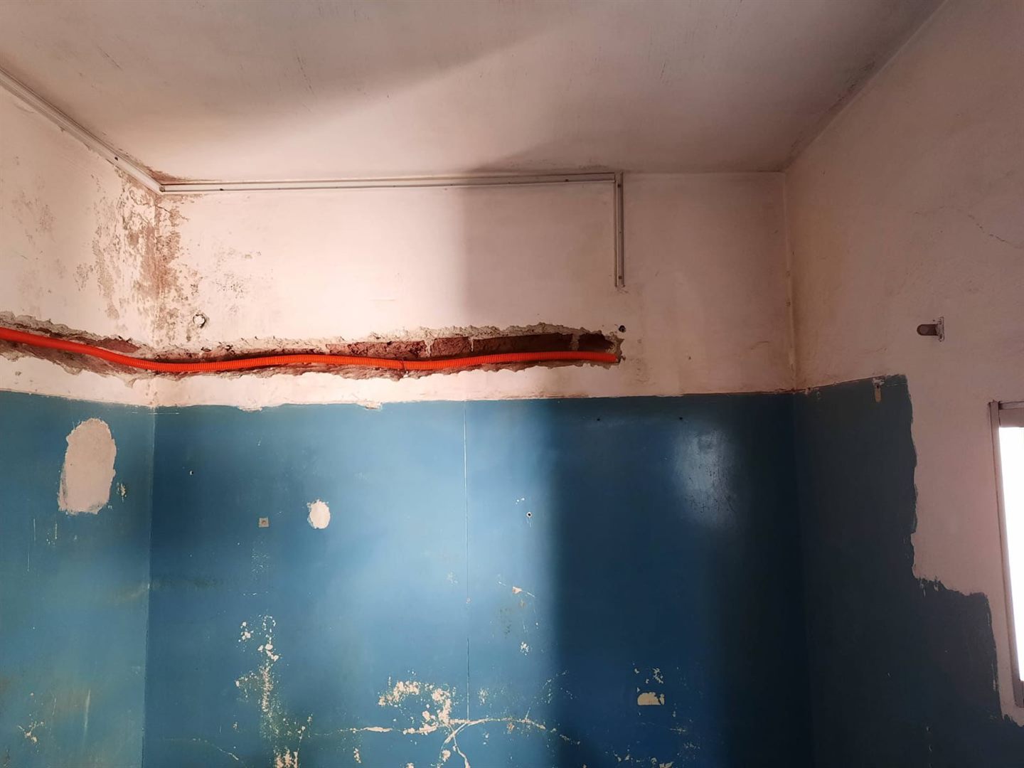 Trazado de nueva linea electrica en pared interior