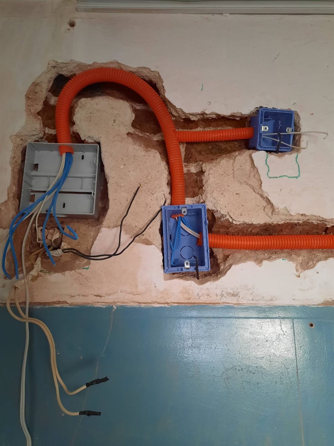 Detalle de cajas electricas y corrugado durante instalación