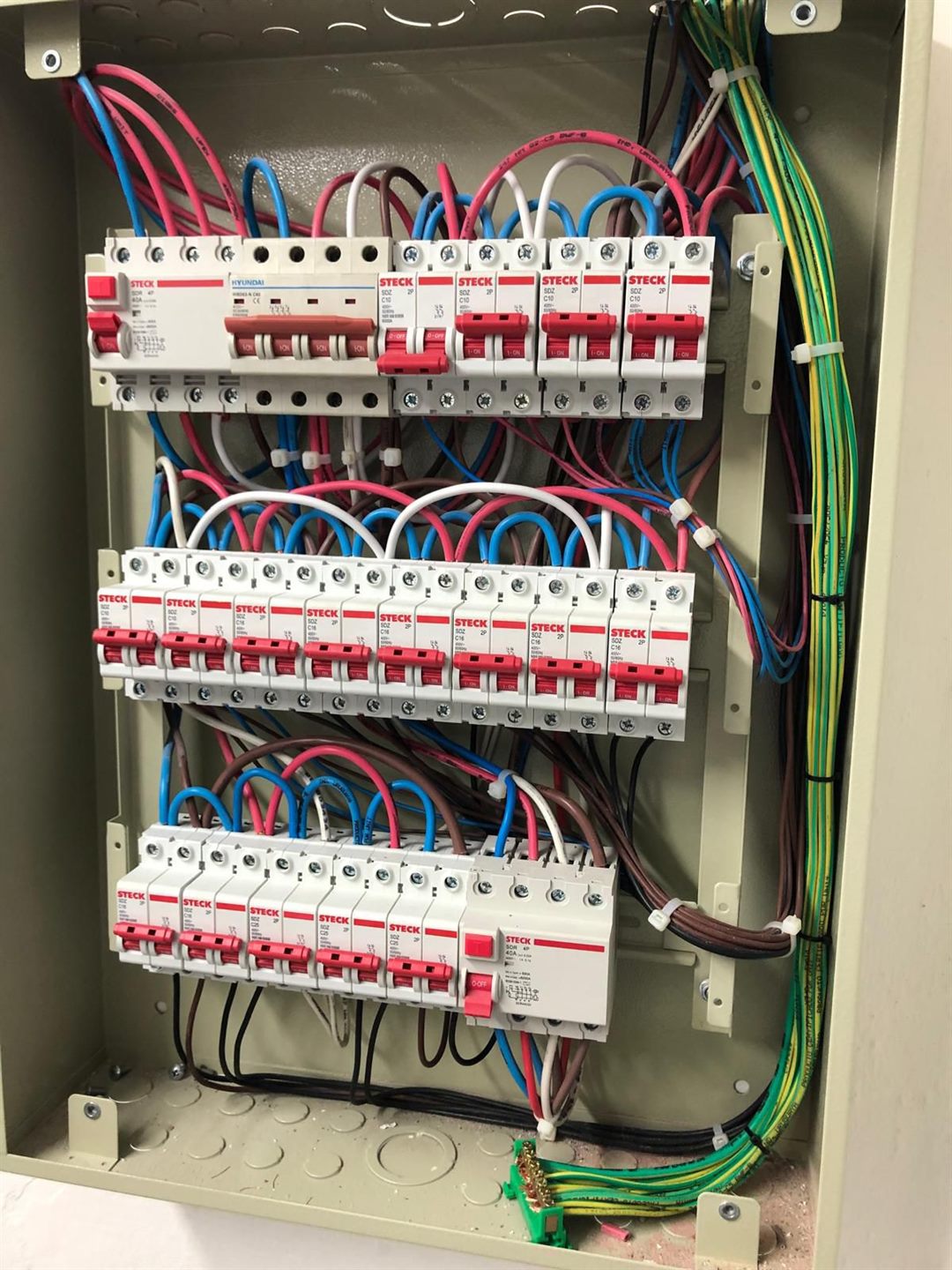 Tablero electrico principal con multiples protecciones y distribucion ordenada
