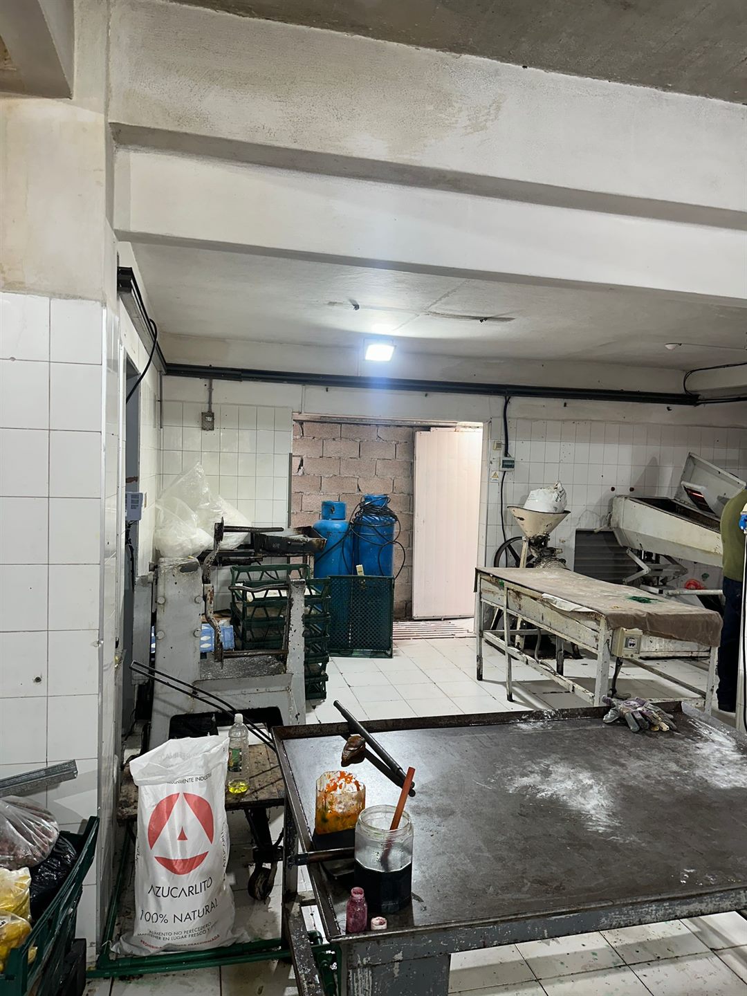 Espacio industrial con nueva iluminacion electrica instalada