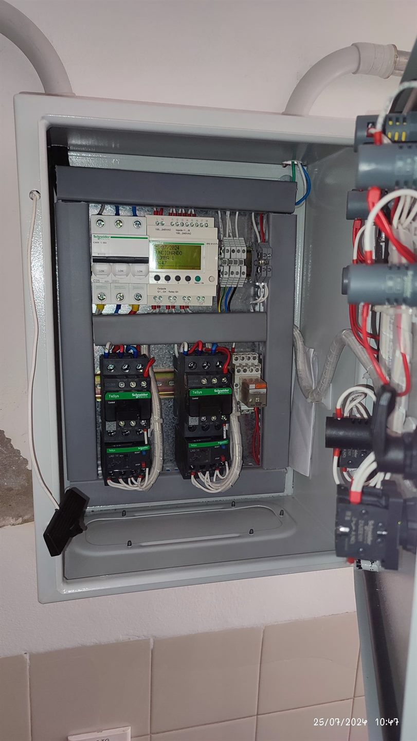 Interior de tablero de automatizacion con contactores y programador