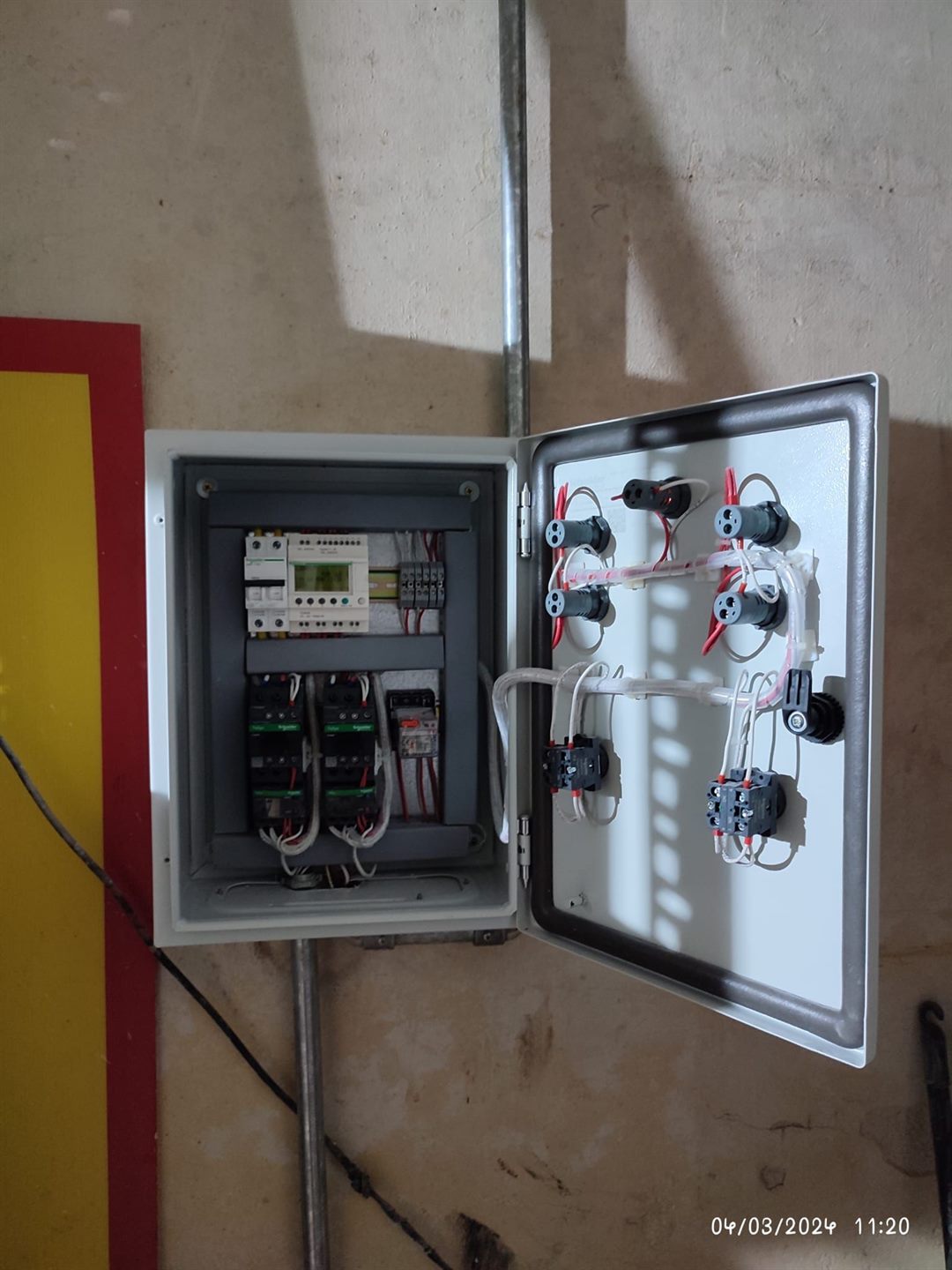 Vista general del tablero de automatizacion con la puerta abierta