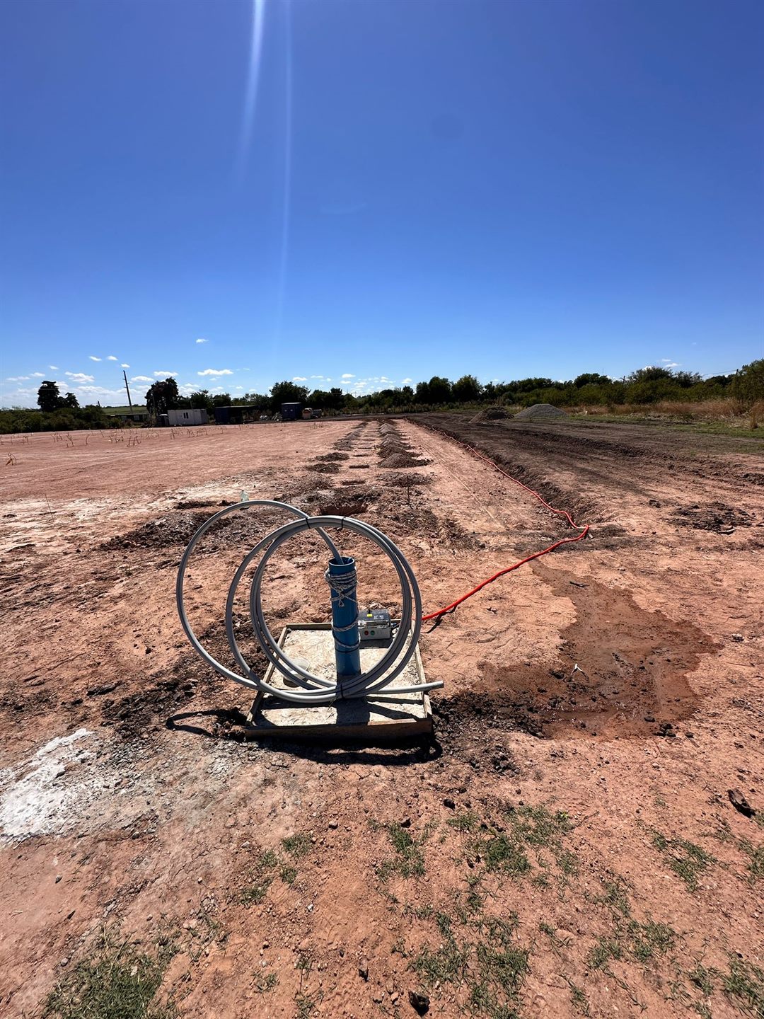 Instalacion de bomba de agua en desarrollo sobre terreno amplio