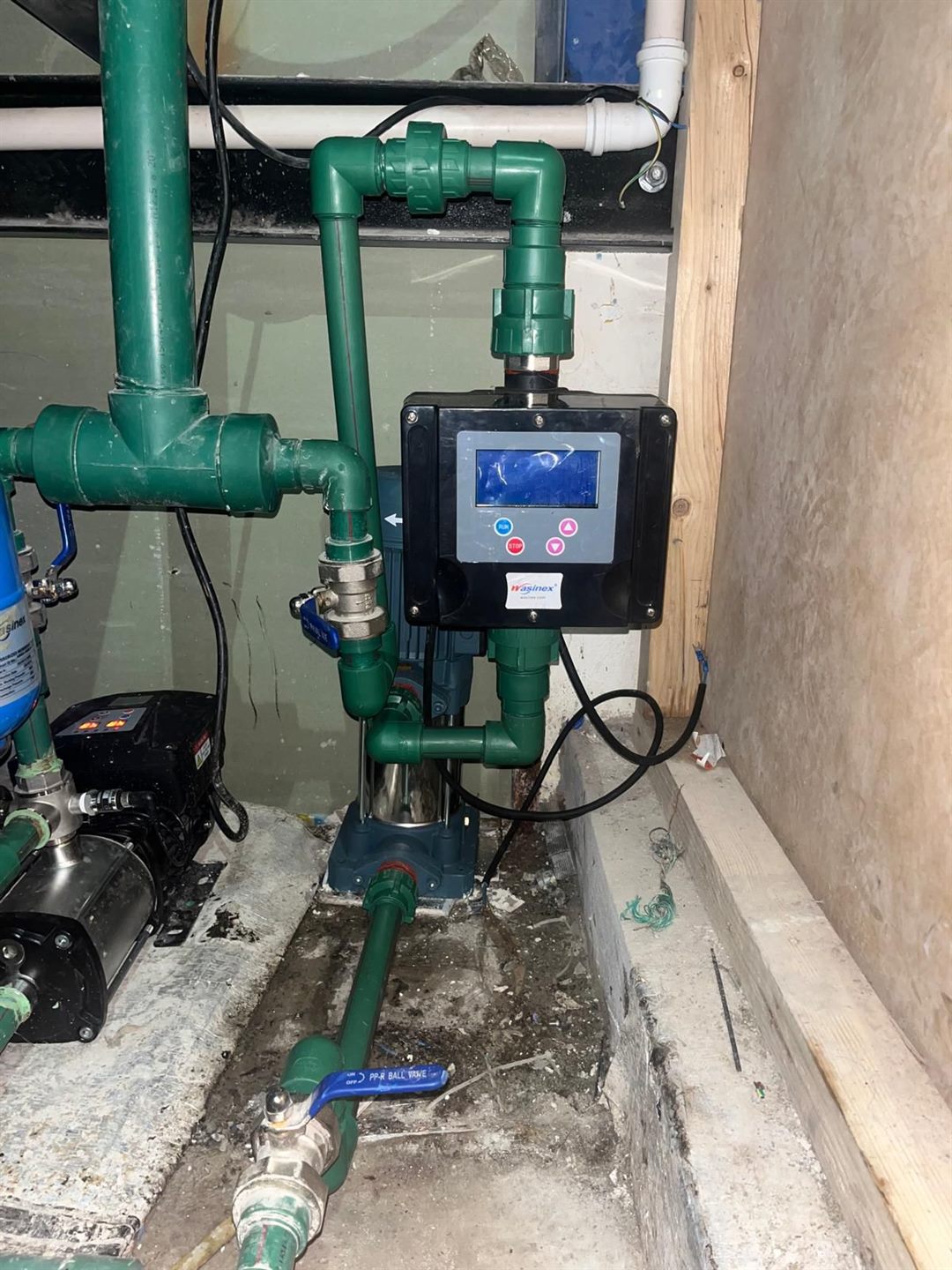 Sistema de presurizacion sanitaria con controlador instalado
